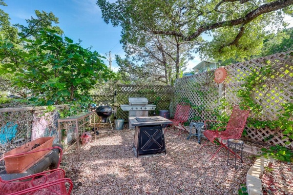 Tastefully Exotic Apt with Patio - Walk to Canyon Lake image 13