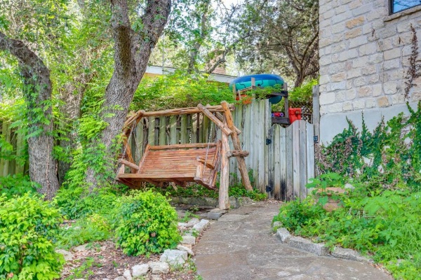 Tastefully Exotic Apt with Patio - Walk to Canyon Lake image 14