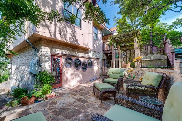 Tastefully Exotic Apt with Patio - Walk to Canyon Lake image 6